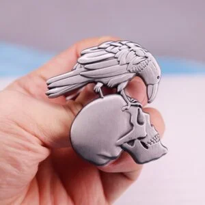 Embossed Metal Raven Skull Enamel Pin Brooch Badge Backpack Decoration Lapel Pin Halloween Horror Jewelry Accessories Gift Collectibles Ornament Miniature DIY Craft